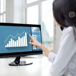 Giovane donna al pc(foto:www.dreamstime.com)i