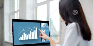 Giovane donna al pc(foto:www.dreamstime.com)i