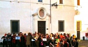 orchestra davanti alla chiesa