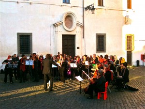 orchestra davanti alla chiesa