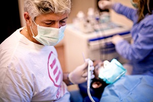 Un dentista al lavoro nel poliambulatorio di Emergency