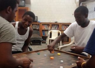 Senegalsi che giocano a dama