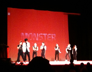 I ragazzi cantano il brano "Monster"