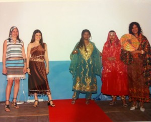 Alcuni abiti tradizionali dell'Etiopia in una delle sfilate organizzate da Aberash