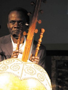 Pape Kanouté e la kora, strumento per eccellenza della tradizione dei griot
