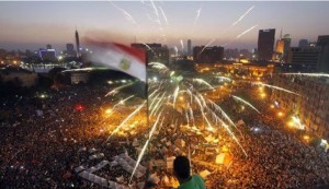 La folla in piazza Tahrir festeggia la destituzione di Morsi