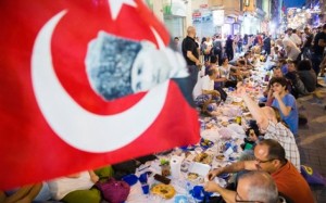 Manifestanti turchi celebrano l'iftar, la rottura del digiuno - foto LaPresse