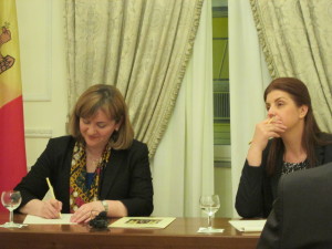 Il ministro Natalia Gherman e l'ambasciatrice Stela Stingaci