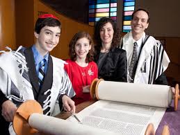 Un Bar Mitzvah, il neo-membro della comunità legge dalla Torah
