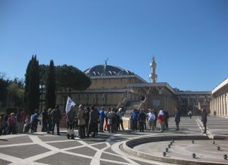 La camminata ponte di dialogo tra culture e religioni Esterno della moschea di Roma