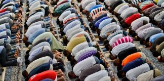 Preghiera alla Grande Moschea di Roma durante il Ramadan