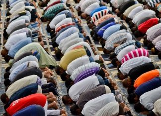 Preghiera alla Grande Moschea di Roma durante il Ramadan