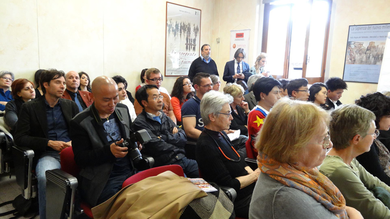 Esperti cinesi e italiani a confronto per superare alcuni degli stereotipi che circondando la comunità cinese in Italia nel convegno organizzato da Piuculture e dal Coris, Dipartimento di comunicazione e ricerca sociale de La Sapienza Università di Roma
