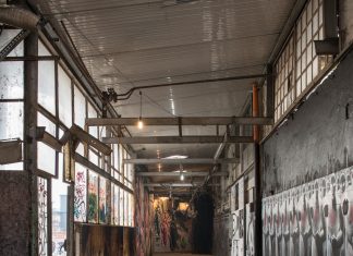 MAAM – Corridoio d’ingresso. Di fronte alla porta sulla destra I guerrieri della luce di Stefania Fabrizi a difesa dell’entrata – photo Giuliano Ottaviani