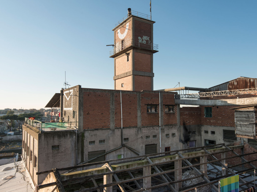 Edificio centrale. Sulla torre il telescopio, opera di Gian Maria Tosatti e simbolo di Metropoliz