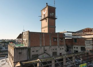 Edificio centrale. Sulla torre il telescopio, opera di Gian Maria Tosatti e simbolo di Metropoliz