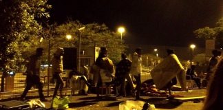 Dopo lo sgombero della baraccopoli di ponte mammolo i rifugiati si preparano a dormire all'aperto
