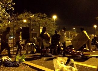 Ponte Mammolo: sgomberata la baraccopoli. I rifugiati dormono in strada Dopo lo sgombero della baraccopoli di ponte mammolo i rifugiati si preparano a dormire all'aperto