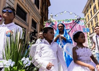 Flores de Mayo: Filippine in festa a Roma La festa filippina dei Fiori di Maggio a Roma nel fotoracconto di Adamo Banelli