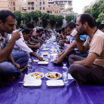 La rottura del digiuno diurno del ramadan organizzata dall'associazione Munshiganj Bikrompur Somity e coordinato da Dhuumcatu Onlus nel quartiere di Torpignattara a Roma