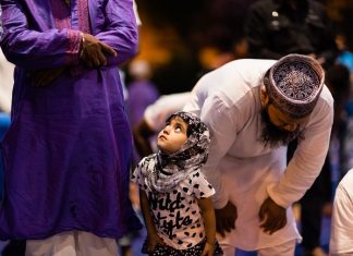 La rottura del digiuno diurno del ramadan organizzata dall'associazione Munshiganj Bikrompur Somity e coordinato da Dhuumcatu Onlus nel quartiere di Torpignattara a Roma