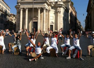 FLASH MOB PERU’: IL RITMO DEL CAJON PERUANO CONQUISTA ROMA I percussionisti del cajon peruviano a piazza del Popolo per il flash mob Perù 2015: Costa, Sierra y Selva
