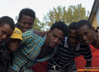 Roma in marcia a piedi scalzi per i rifugiati