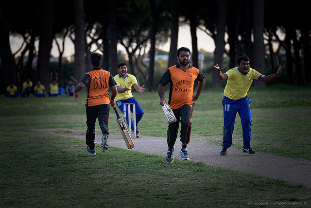 La comunità indiana di Roma coltiva la passione per il cricket a Villa Pamphili. Foto di Giuseppe Marsoner