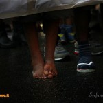 Roma in marcia a piedi scalzi per i rifugiati