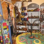 gioielli e manufatti all’Africa creation, centro culturale al Pigneto