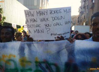 Dossier statistico immigrazione 2015: dati per sconfiggere i pregiudizi Manifestazione di migranti a Roma