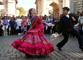 Flash mob di Marinera: il fotoracconto Le foto del flash mob di Marinera, danza tipica del Perù, a Roma