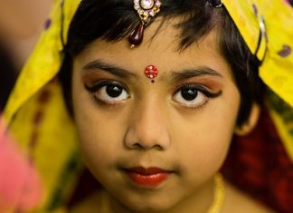 Roma celebra la dea Durga: il foto racconto A Roma è stata celebrata la Durga Puja, anche nota come Durgotsava festa annuale hindu dell'Asia del sud che celebra la dea Durga