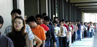 Ragazzi in fila alla questura per la richiesta di permesso di soggiorno