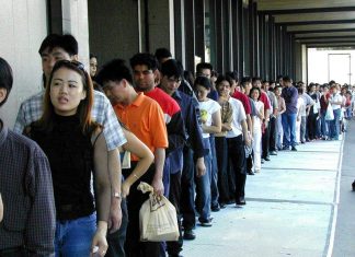 Ragazzi in fila alla questura per la richiesta di permesso di soggiorno