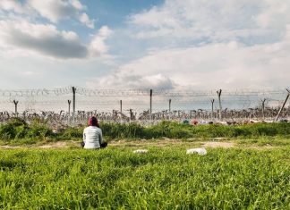 Veronica nel campo di Idomeni. Fotografia di Edoardo Premoli.
