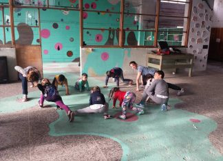 Corso di Capoeira, dal Brasile a Metropoliz, per fornire ai bambini rom uno strumento di comunicazione e interazione con gli altri. La grande intuizione delle volontarie, Valentina e Serena, che hanno fatto della passione per la danza e per l'intercultura un lavoro che ha regalato loro grandi soddisfazioni.