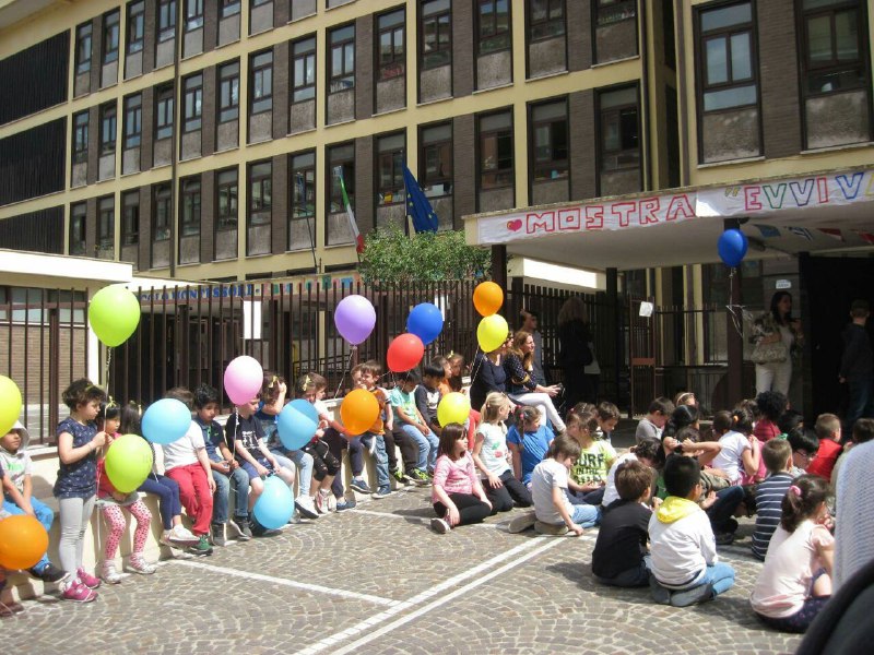 bambini con palloncini