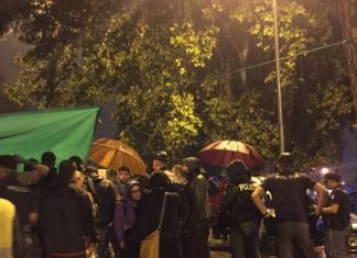 Volontari e migranti durante lo sgombero dello sgombero del Baobab