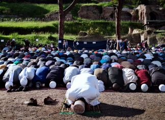 In preghiera contro la chiusura delle moschee