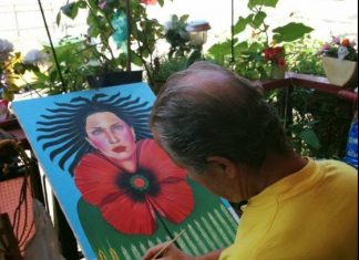 Baskim Duma mentre dipinge sul suo terrazo