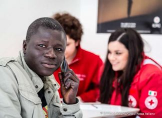 Migranti telefonano alle famiglie dal camper della Croce Rossa. Foto: Emiliano Albensi