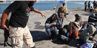 Trafficante di uomini su una spiaggia del Mediterraneo