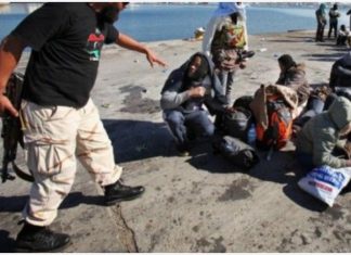 Trafficante di uomini su una spiaggia del Mediterraneo