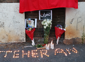 La fiaccolata per le vittime di Teheran a Roma