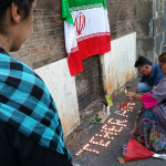 Piccole candele formano la scritta Teheran davanti all'ambasciata dell'Iran a Roma
