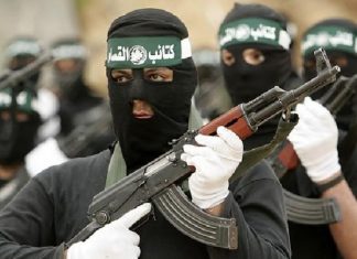 Terroristi a volto coperto(foto La voce del Trentino)