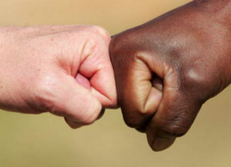 Contro il razzismo un segno di amicizia tra popoli di origini diverse(foto La fede quotidiana)