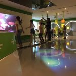 BAMBINI CHE GIOCANO DAVANTI AGLI SCHERMI