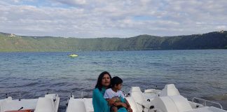 Bithi con suo figlio al lago di Albano
